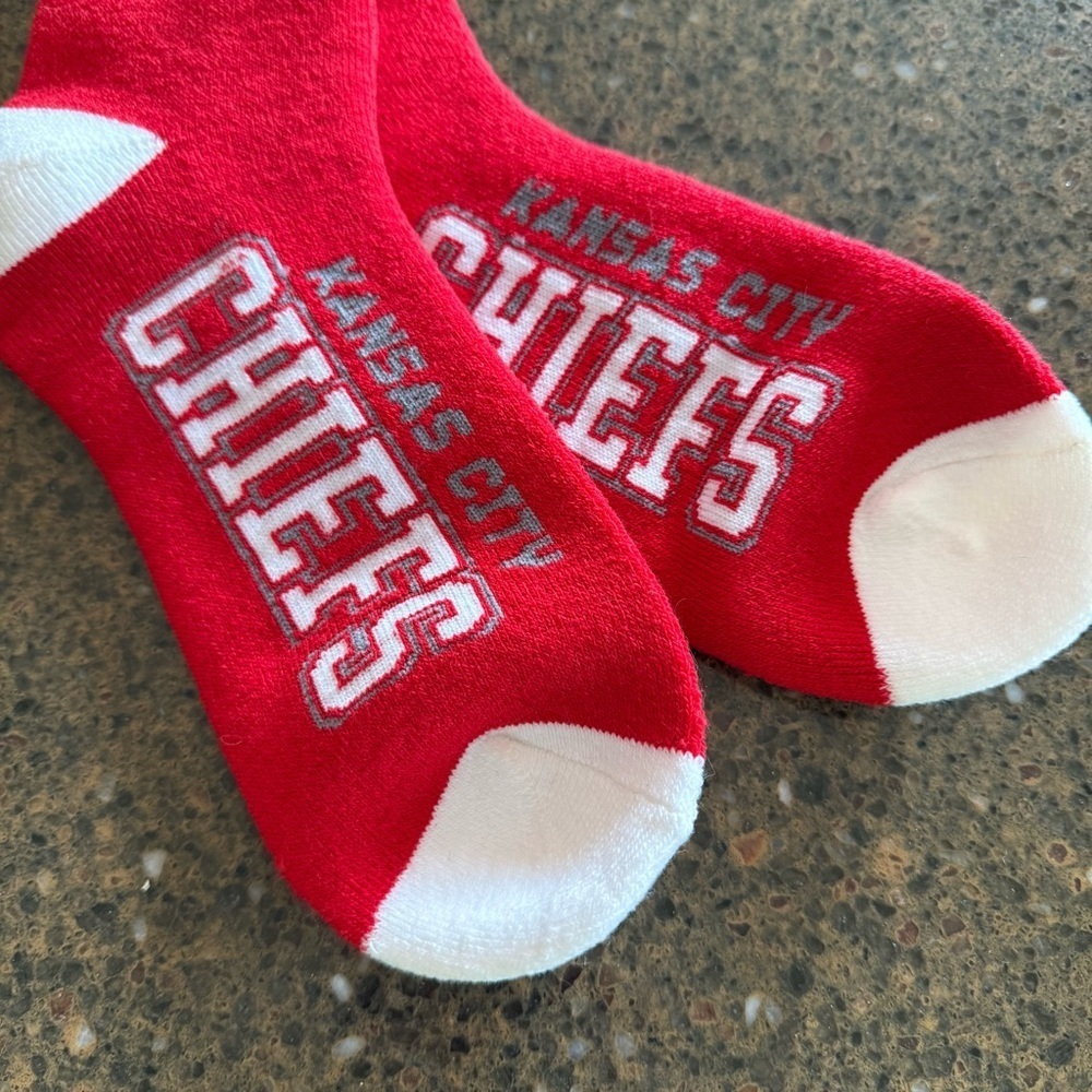 NEW Kansas City Chiefs For Bare Feet 4-Stripe Deuce Performance Crew Socks - Picture 8 of 10